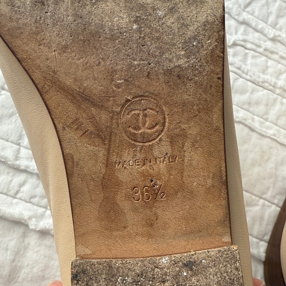 CHANEL Cream Leather Flats with Bow - Picture 9 of 9